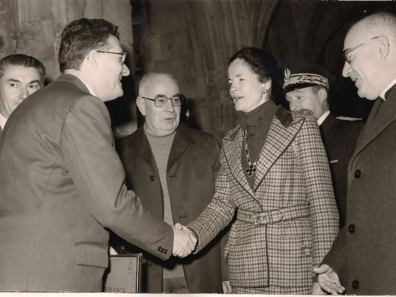 Abel GAborit remet le coffret intégrale de Franck par André Isoir à Mme Giscard d'Estaing 23 novembre 1978 © a